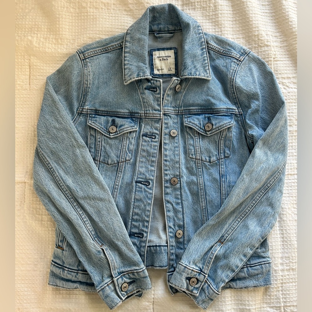 Abercrombie & Fitch Women’s Light Wash Denim Jean Jacket Small
